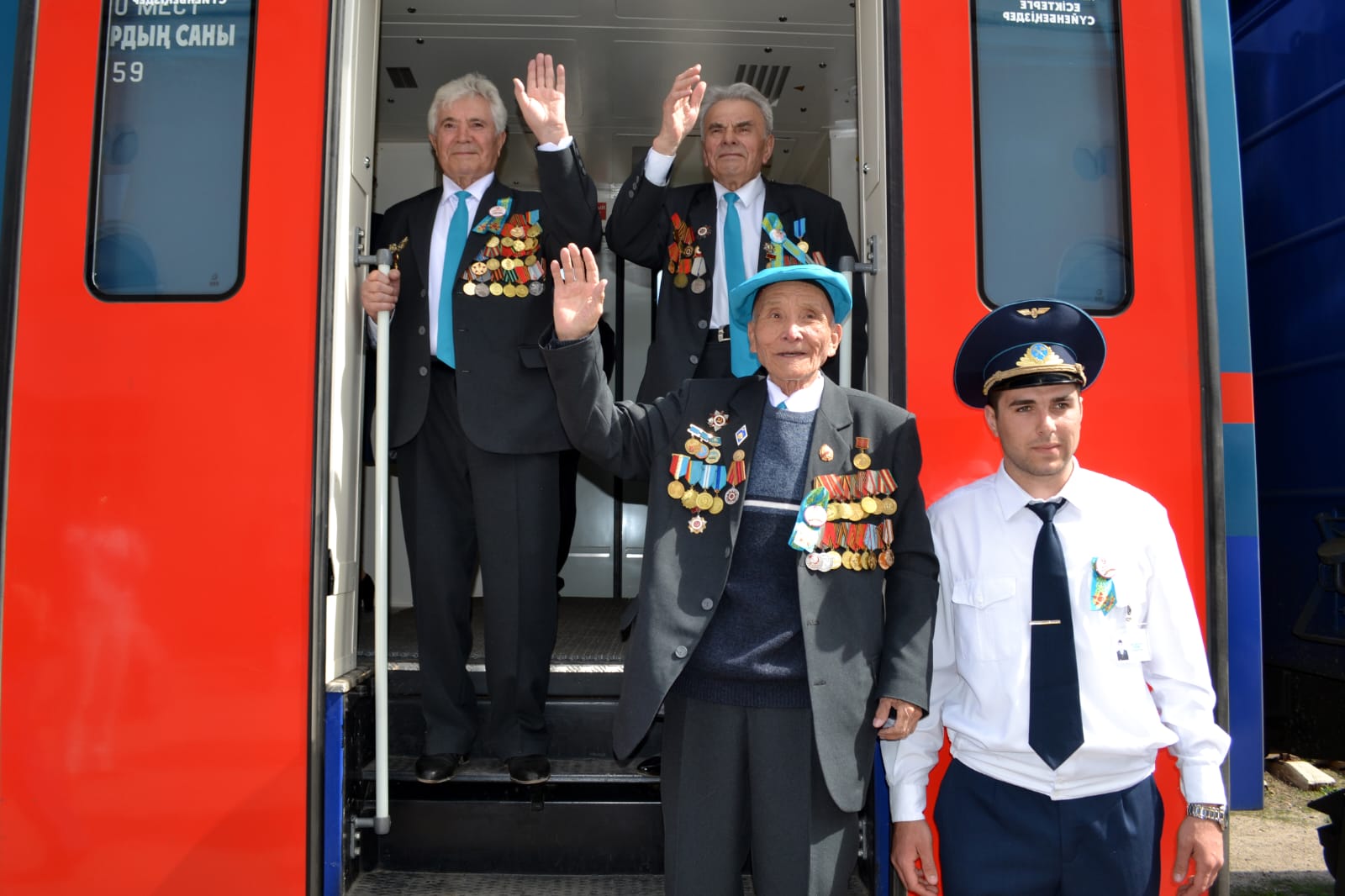 Әйелім екеуміз секс-клубта түскен видео Олар кеште кеуделерін шешіп тастайды